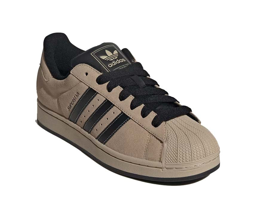 Scarpe da ginnastica in pelle color cachi pietra con design iconico a conchiglia