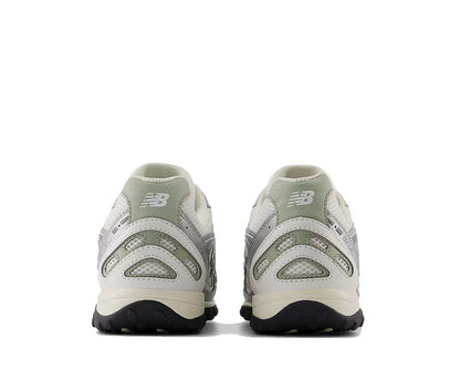 Scarpe da ginnastica in pelle e tessuto con design ispirato al serpente.