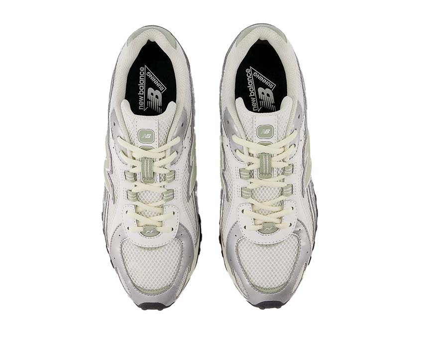 Scarpe da ginnastica in pelle e tessuto con design ispirato al serpente.