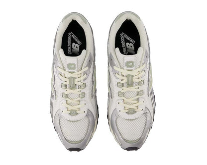 Scarpe da ginnastica in pelle e tessuto con design ispirato al serpente.