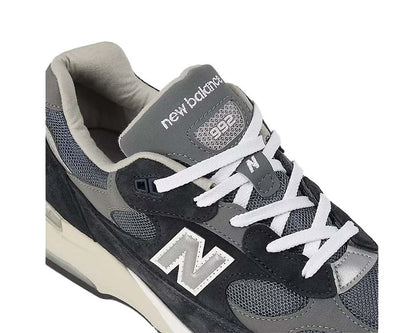 Scarpa da ginnastica in pelle e tessuto, colore blu navy, prodotta negli Stati Uniti.