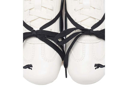 Scarpe sportive in pelle bianca con design elegante e dettagli raffinati.