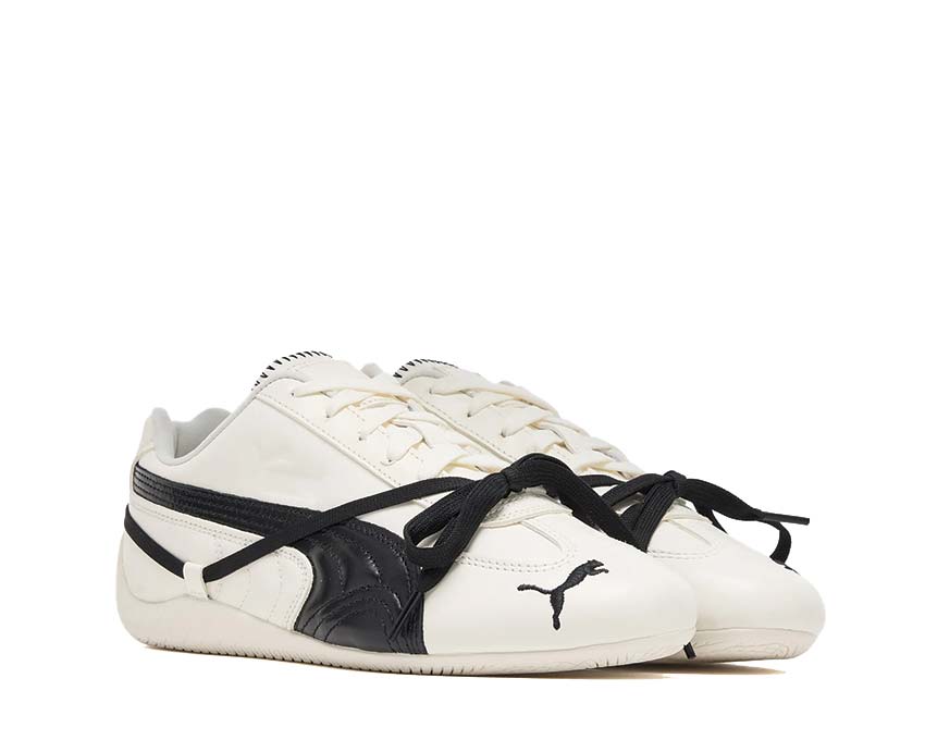 Scarpe sportive in pelle bianca con design elegante e dettagli raffinati.