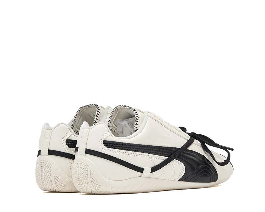 Scarpe sportive in pelle bianca con design elegante e dettagli raffinati.
