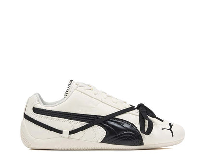 Scarpe sportive in pelle bianca con design elegante e dettagli raffinati.